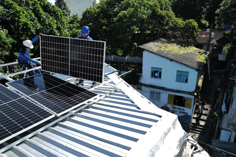 Painéis solares no Rio de Janeiro: durante a Copa do Mundo de 2022, o consumo de energia ficou cerca de 15% abaixo da média enquanto o Brasil jogava, segundo a ONS. (Fonte: Bloomberg) Painéis solares no Rio de Janeiro: durante a Copa do Mundo de 2022, o consumo de energia ficou cerca de 15% abaixo da média enquanto o Brasil jogava, segundo a ONS. (Fonte: Bloomberg)