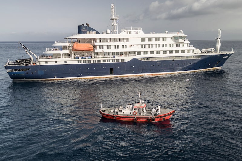 Lancha ambulancia se aproxima al crucero MV Hondius, anclado frente al puerto de Praia, capital de Cabo Verde. Lancha ambulancia se aproxima al crucero MV Hondius, anclado frente al puerto de Praia, capital de Cabo Verde.