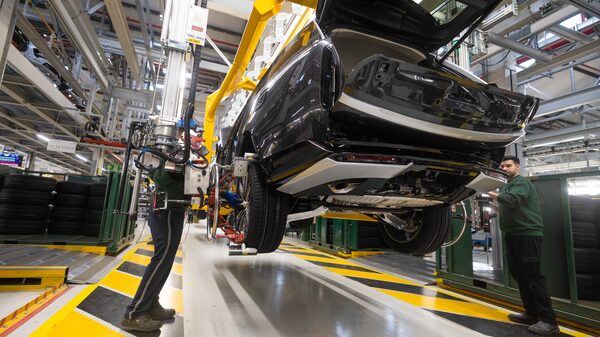 Jaguar Land Rover recortará empleos mientras busca ahorrar 1.700 millones de libras ante caída de ventas Jaguar Land Rover recortará empleos mientras busca ahorrar 1.700 millones de libras ante caída de ventas