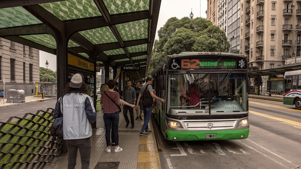 Salarios formales crecieron más que la inflación en Argentina, pero pierden contra el dólar Salarios formales crecieron más que la inflación en Argentina, pero pierden contra el dólar