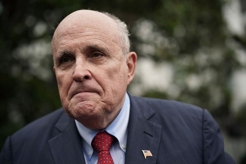 Rudy Giuliani debe pagar US$148 millones por difamar a los trabajadores electorales de Georgia Rudy Giuliani debe pagar US$148 millones por difamar a los trabajadores electorales de Georgia