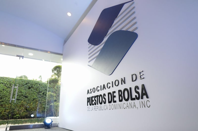 Fachada de la Asociación de Puestos de Bolsa de la República Dominicana, gremio que agrupa a los intermediarios de valores del país. Fachada de la Asociación de Puestos de Bolsa de la República Dominicana, gremio que agrupa a los intermediarios de valores del país.