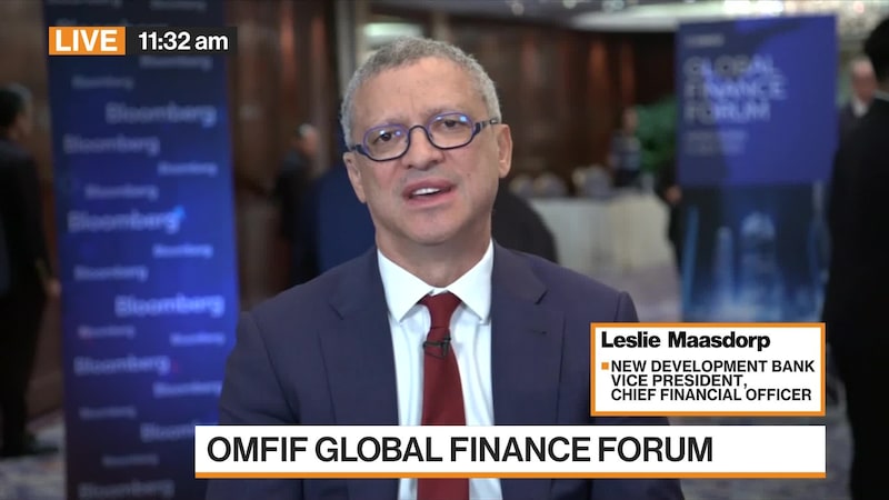 Leslie Maasdorp, vicepresidente y director financiero del Nuevo Banco de Desarrollo, analiza el plan de una nueva moneda de los BRICS y los nuevos miembros. Habla con Haslinda Amin en “Bloomberg Markets Asia”al margen del Foro Financiero Global OMFIF (HK) Fuente: Bloomberg Leslie Maasdorp, vicepresidente y director financiero del Nuevo Banco de Desarrollo, analiza el plan de una nueva moneda de los BRICS y los nuevos miembros. Habla con Haslinda Amin en “Bloomberg Markets Asia”al margen del Foro Financiero Global OMFIF (HK) Fuente: Bloomberg