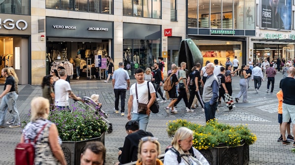 Inflación de la zona euro disminuye menos de lo previsto y respalda cautela del BCE Inflación de la zona euro disminuye menos de lo previsto y respalda cautela del BCE