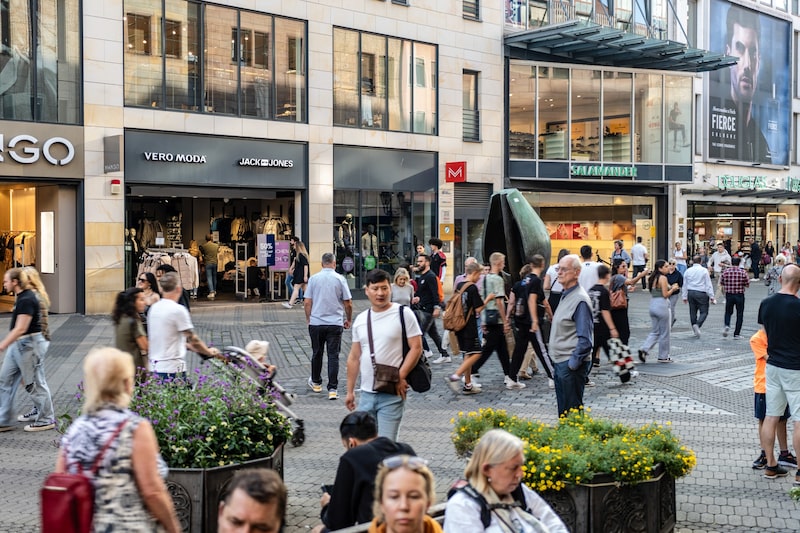 Inflación de la zona euro disminuye menos de lo previsto y respalda cautela del BCE Inflación de la zona euro disminuye menos de lo previsto y respalda cautela del BCE