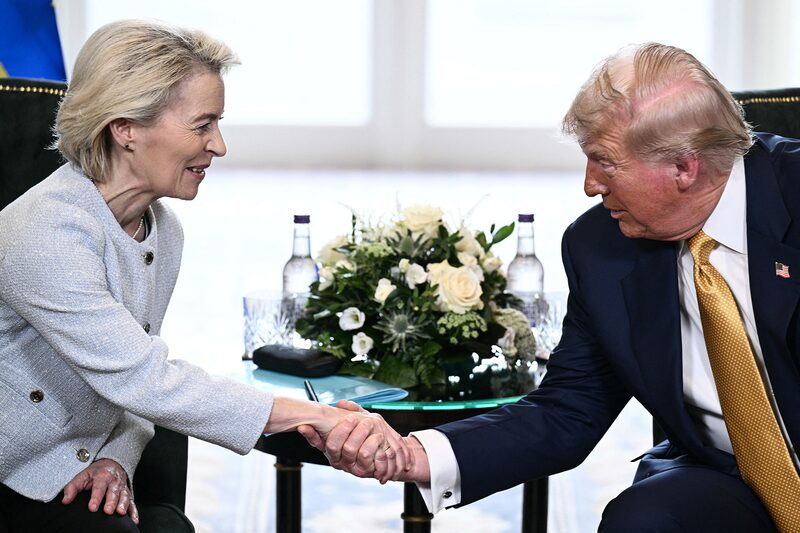 Trump anunciou o acordo no domingo (27), após uma reunião com a presidente da Comissão Europeia, Ursula von der Leyen (Foto: BRENDAN SMIALOWSKI/AFP via Getty Images)           Trump anunciou o acordo no domingo (27), após uma reunião com a presidente da Comissão Europeia, Ursula von der Leyen (Foto: BRENDAN SMIALOWSKI/AFP via Getty Images)