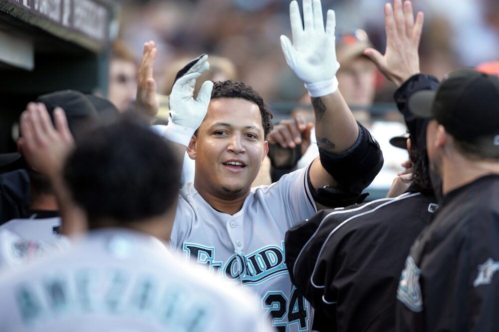 Miguel Cabrera, cuando jugaba con los Marlins de Florida, fue recibido en el banquillo después de conectar un jonrón de dos carreras en la tercera entrada contra los Gigantes de San Francisco en el AT&T Park en San Francisco, California, el sábado 28 de julio de 2007. Miguel Cabrera, cuando jugaba con los Marlins de Florida, fue recibido en el banquillo después de conectar un jonrón de dos carreras en la tercera entrada contra los Gigantes de San Francisco en el AT&T Park en San Francisco, California, el sábado 28 de julio de 2007.