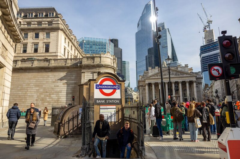 Pedestres no centro financeiro de Londres; Banco da Inglaterra manteve a taxa de juros inalterada Pedestres no centro financeiro de Londres; Banco da Inglaterra manteve a taxa de juros inalterada