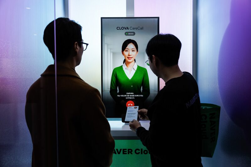 Los visitantes prueban los modelos de IA en el stand de Naver Cloud durante el primer evento nacional de presentación del Modelo de Fundación de IA Autosuficiente del Ministerio de Ciencia y TIC, celebrado en COEX, Seúl, el martes 30 de diciembre de 2025. Los visitantes prueban los modelos de IA en el stand de Naver Cloud durante el primer evento nacional de presentación del Modelo de Fundación de IA Autosuficiente del Ministerio de Ciencia y TIC, celebrado en COEX, Seúl, el martes 30 de diciembre de 2025.