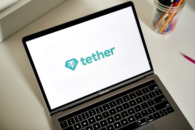 El logotipo de Tether en un ordenador portátil dispuesto en el barrio de Brooklyn, Nueva York, EE. UU., el jueves 17 de noviembre de 2022.  El logotipo de Tether en un ordenador portátil dispuesto en el barrio de Brooklyn, Nueva York, EE. UU., el jueves 17 de noviembre de 2022.