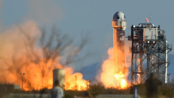 La empresa de cohetes de Bezos, Blue Origin, suspenderá los vuelos de turismo espacial La empresa de cohetes de Bezos, Blue Origin, suspenderá los vuelos de turismo espacial