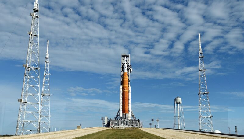 El cohete lunar Artemis 1 y la nave espacial Orión se posan en la Plataforma de Lanzamiento 39B el 13 de noviembre de 2022 mientras continúa la cuenta atrás para el tercer intento de lanzamiento en el Centro Espacial Kennedy en Cabo Cañaveral, Florida. (Foto de Red Huber/Getty Images) El cohete lunar Artemis 1 y la nave espacial Orión se posan en la Plataforma de Lanzamiento 39B el 13 de noviembre de 2022 mientras continúa la cuenta atrás para el tercer intento de lanzamiento en el Centro Espacial Kennedy en Cabo Cañaveral, Florida. (Foto de Red Huber/Getty Images)