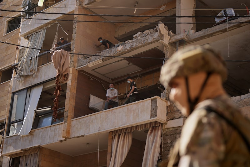 Varias personas inspeccionan los apartamentos destruidos por un ataque aéreo israelí en Dahiyeh, un barrio del sur de Beirut (Líbano), el domingo 7 de junio de 2026. Varias personas inspeccionan los apartamentos destruidos por un ataque aéreo israelí en Dahiyeh, un barrio del sur de Beirut (Líbano), el domingo 7 de junio de 2026.