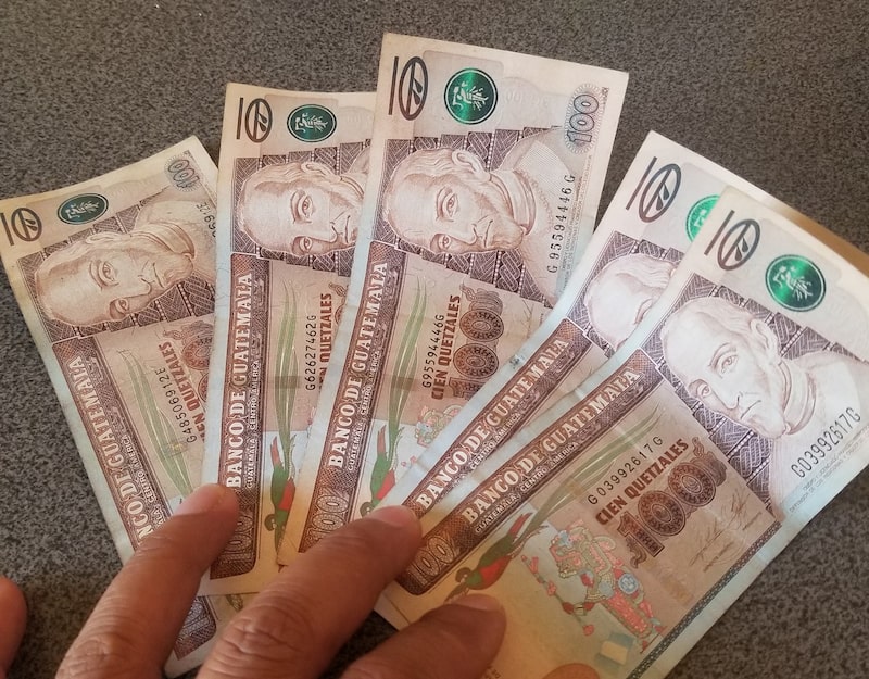 Billetes de cien quetzales. Billetes de cien quetzales.