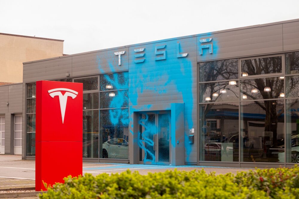 Un concesionario Tesla cubierto de pintura azul en Berlín. Un concesionario Tesla cubierto de pintura azul en Berlín.