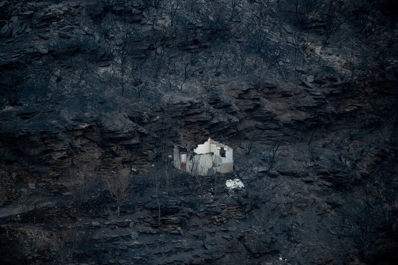 Un edificio dañado entre campos quemados tras un incendio forestal en el pueblo de San Vicente de Leira, España, el jueves 21 de agosto de 2025. (Brais Lorenzo/Bloomberg) Un edificio dañado entre campos quemados tras un incendio forestal en el pueblo de San Vicente de Leira, España, el jueves 21 de agosto de 2025. (Brais Lorenzo/Bloomberg)