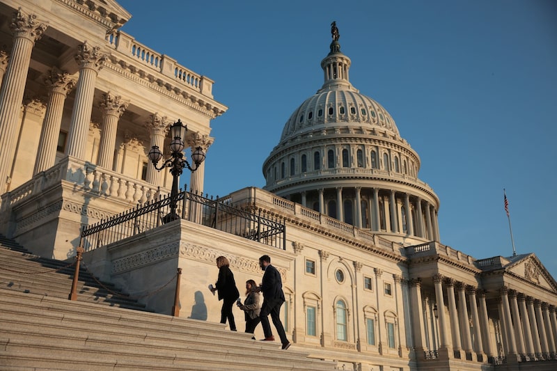 Foto de referencia. Los trabajadores suben las escaleras del Capitolio de los Estados Unidos en Washington. Foto de referencia. Los trabajadores suben las escaleras del Capitolio de los Estados Unidos en Washington.