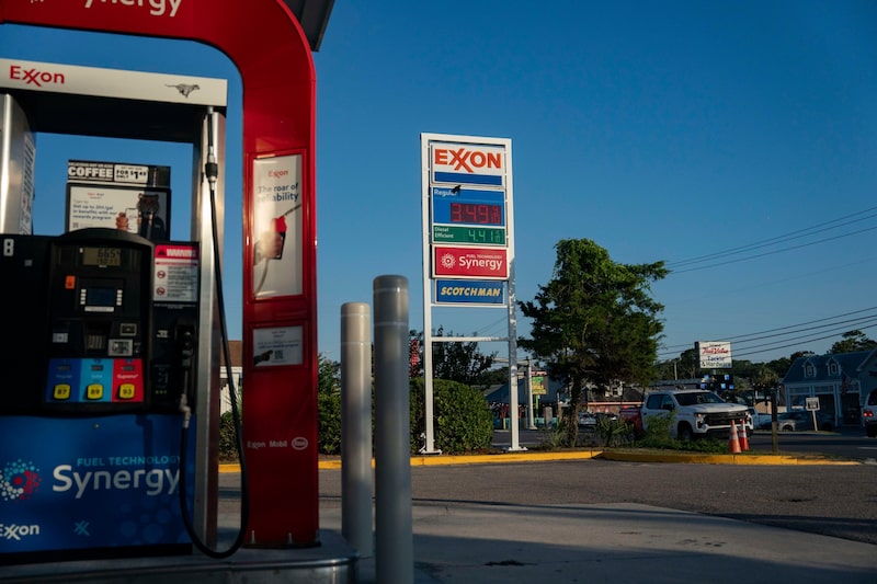 Un cartel muestra los precios de la gasolina y diésel en una gasolinera Exxon en Carolina Beach, Carolina del Norte. Fotógrafa: Allison Joyce/Bloomberg. Un cartel muestra los precios de la gasolina y diésel en una gasolinera Exxon en Carolina Beach, Carolina del Norte. Fotógrafa: Allison Joyce/Bloomberg.