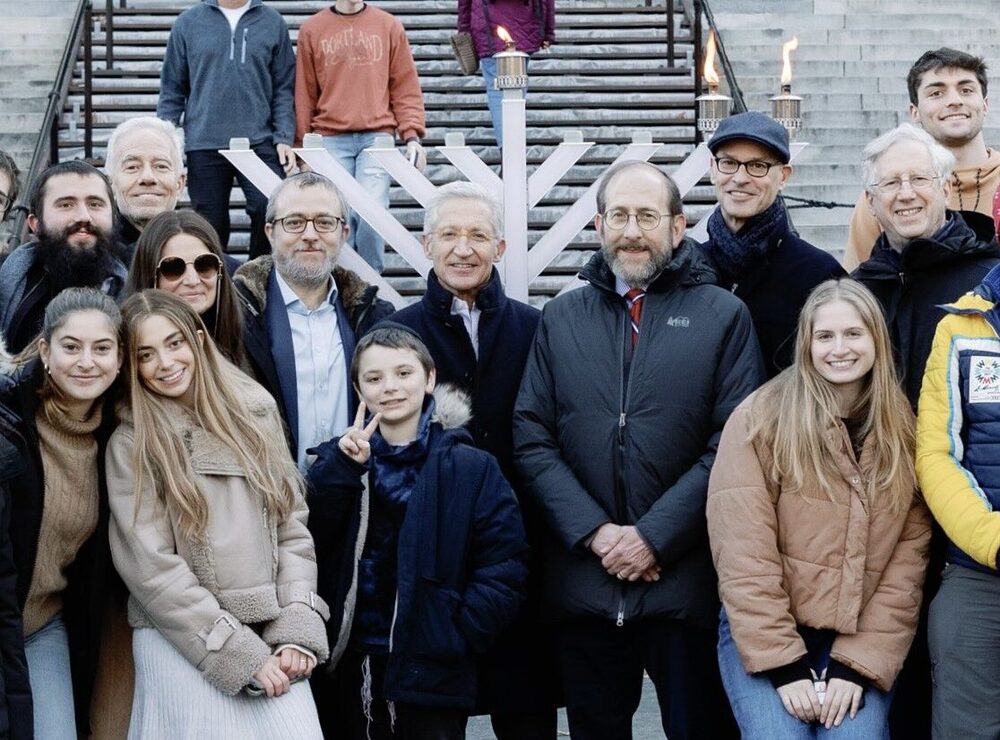 Delante de una menorá en Harvard Yard el viernes por la noche: El rabino Hirschy Zarchi, Josh Friedman, el rector Alan Garber y Tim Barakett. Barakett y Friedman forman parte del consejo de Harvard Management, que gestiona la dotación de Harvard. Delante de una menorá en Harvard Yard el viernes por la noche: El rabino Hirschy Zarchi, Josh Friedman, el rector Alan Garber y Tim Barakett. Barakett y Friedman forman parte del consejo de Harvard Management, que gestiona la dotación de Harvard.