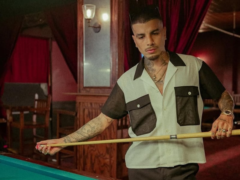 Rauw Alejandro jugando billar Rauw Alejandro jugando billar
