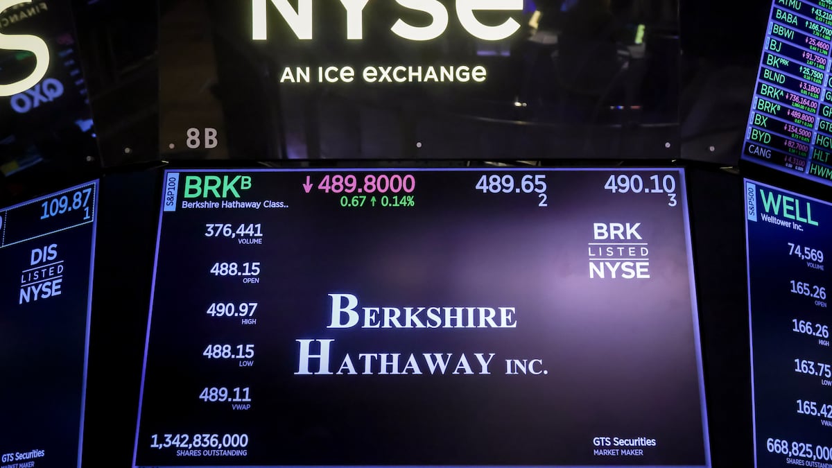 Letrero de Berkshire Hathaway Inc. en el parqué de la Bolsa de Nueva York (NYSE) en Nueva York, EE.UU.