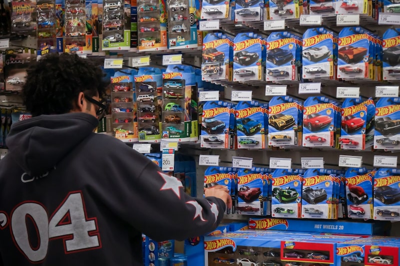 Juguetes Hot Wheels en una tienda Target en Jersey City, Nueva Jersey, EE.UU. Juguetes Hot Wheels en una tienda Target en Jersey City, Nueva Jersey, EE.UU.