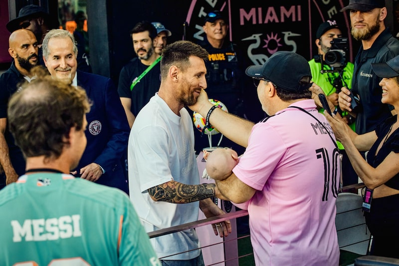 Jogador do Inter Miami cumprimenta torcedores no Chase Stadium, em Fort Lauderdale, Flórida (Foto: Scott McIntyre/Bloomberg) Jogador do Inter Miami cumprimenta torcedores no Chase Stadium, em Fort Lauderdale, Flórida (Foto: Scott McIntyre/Bloomberg)