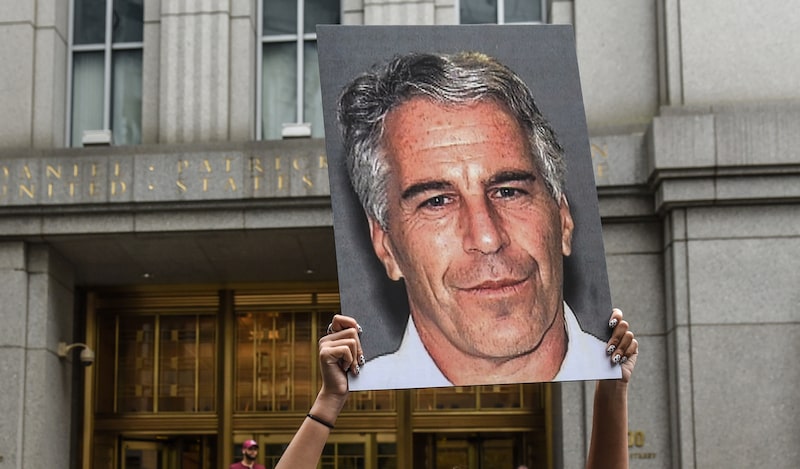 Un manifestante sostiene un cartel de Jeffrey Epstein frente al juzgado federal de Nueva York en 2019. Fotógrafa: Stephanie Keith/Getty Images Un manifestante sostiene un cartel de Jeffrey Epstein frente al juzgado federal de Nueva York en 2019. Fotógrafa: Stephanie Keith/Getty Images