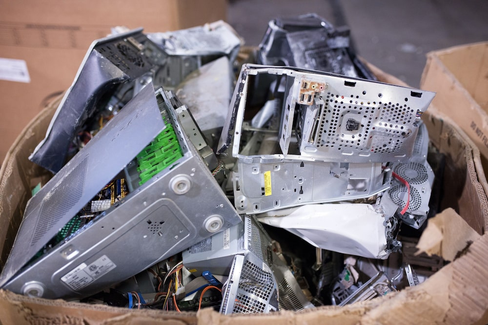 Torres da unidade central de processamento, a CPU do computador, em uma unidade de reciclagem Torres da unidade central de processamento, a CPU do computador, em uma unidade de reciclagem