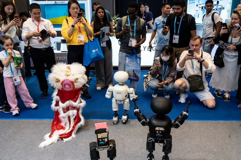 Los asistentes observan diversos robots de servicio durante la Feria de Cantón. Fotógrafo: Qilai Shen/Bloomberg Los asistentes observan diversos robots de servicio durante la Feria de Cantón. Fotógrafo: Qilai Shen/Bloomberg