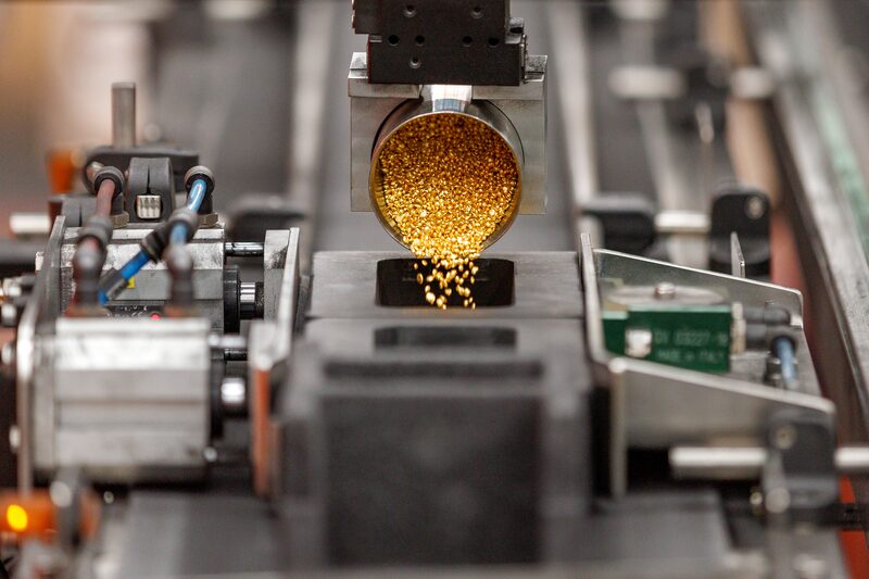 Gránulos de oro se vierten en moldes para fabricar lingotes.Foto: Brendon Thorne/Bloomberg Gránulos de oro se vierten en moldes para fabricar lingotes.Foto: Brendon Thorne/Bloomberg