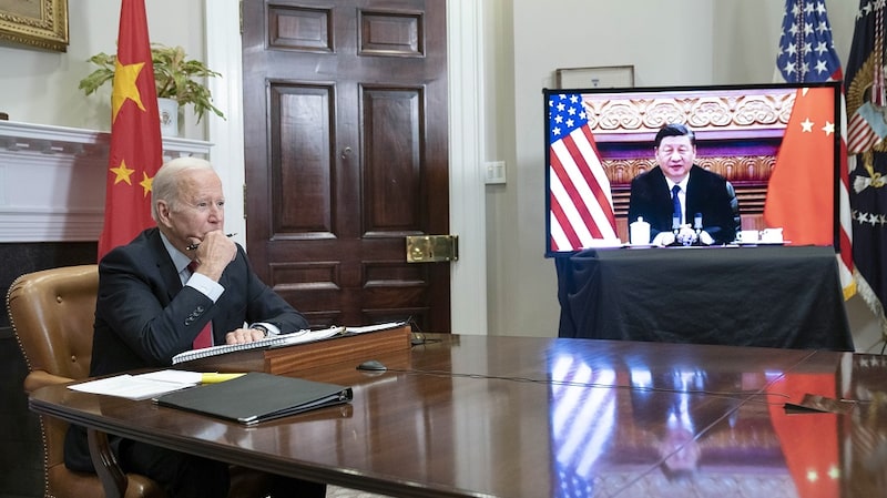 Joe Biden en su reunión virtual con Xi Jinping. Joe Biden en su reunión virtual con Xi Jinping.