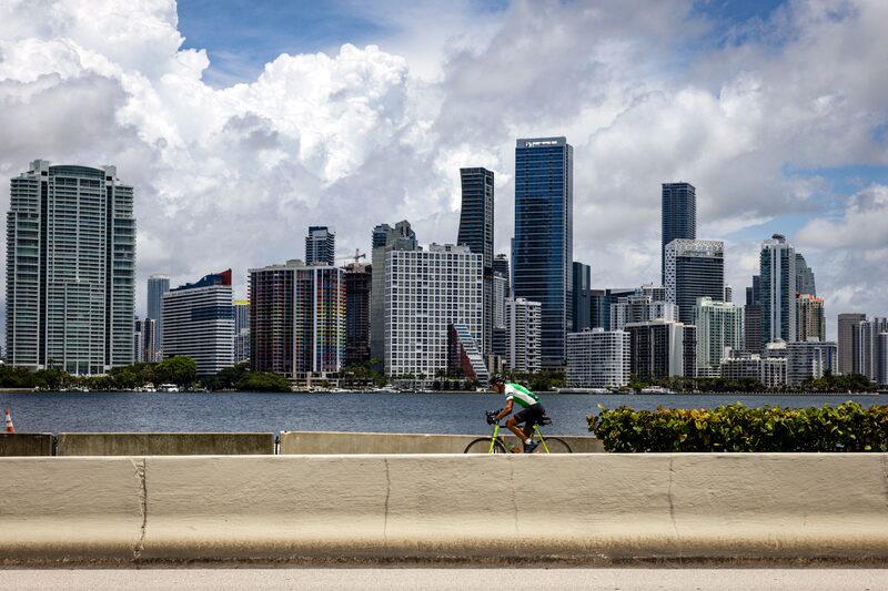 Em Miami, o espanhol é falado quase tão comumente quanto o inglês Em Miami, o espanhol é falado quase tão comumente quanto o inglês
