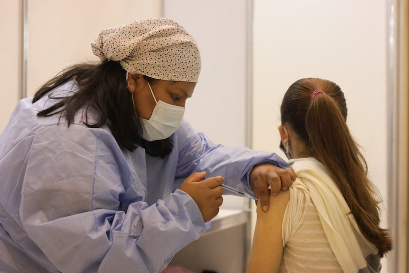 Una niña se vacuna en la Ciudad de Buenos Aires. Foto: GCBA. Una niña se vacuna en la Ciudad de Buenos Aires. Foto: GCBA.