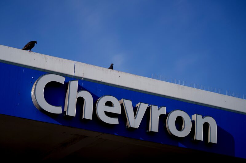 Ordenan a Chevron devolver casi un millón de barriles de petróleo venezolano ante sanciones. Ordenan a Chevron devolver casi un millón de barriles de petróleo venezolano ante sanciones.