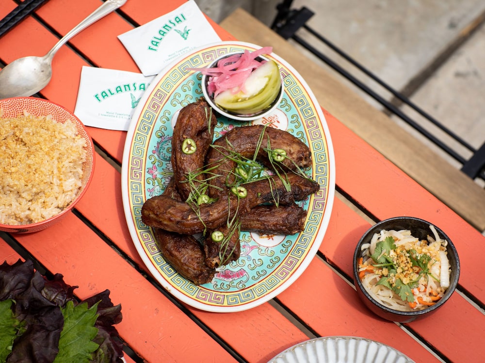 Los cuellos de pato confitados en Falansai están “locamente buenos”. Fotógrafo: Clay Williams/Bloomberg Los cuellos de pato confitados en Falansai están “locamente buenos”. Fotógrafo: Clay Williams/Bloomberg