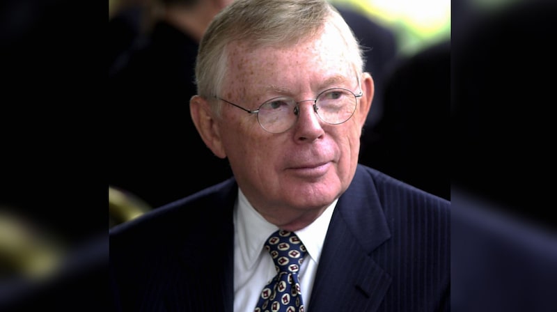 Charles Dolan en 2001. Fotógrafo: Alan Raia/Newsday RM/Getty Images Charles Dolan en 2001. Fotógrafo: Alan Raia/Newsday RM/Getty Images