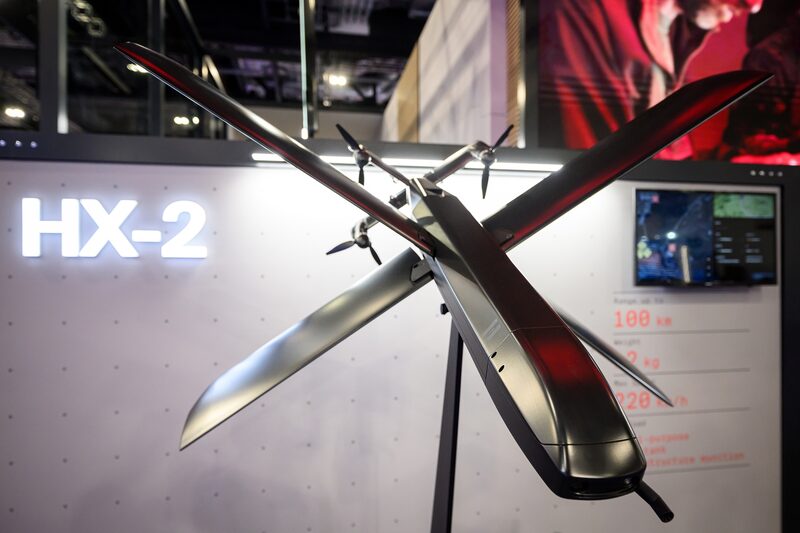 Un dron de combate con inteligencia artificial Helsing HX-2 expuesto en la feria internacional Defence and Security Equipment International, celebrada en Londres el 11 de septiembre.
Fotógrafo: Leon Neal/Getty Images
Un dron de combate con inteligencia artificial Helsing HX-2 expuesto en la feria internacional Defence and Security Equipment International, celebrada en Londres el 11 de septiembre.
Fotógrafo: Leon Neal/Getty Images