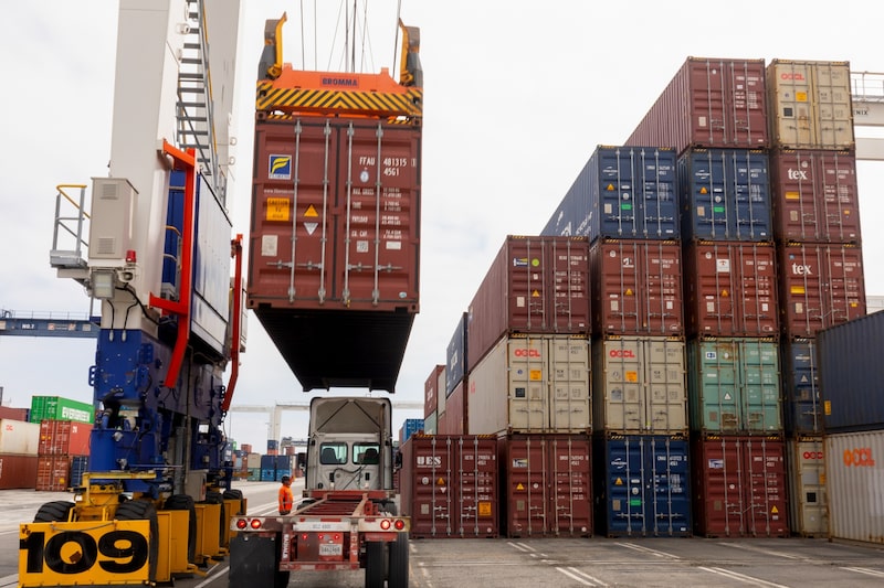 Una grúa portainer mueve contenedores en el Puerto de Los Ángeles. (Fotógrafo: Tim Rue/Bloomberg) Una grúa portainer mueve contenedores en el Puerto de Los Ángeles. (Fotógrafo: Tim Rue/Bloomberg)