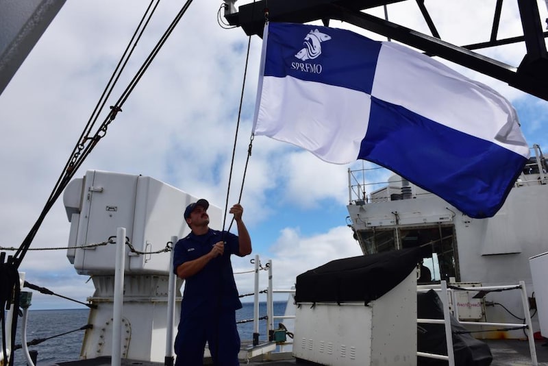 La embarcación James patrulló la gran flota pesquera de más de 400 embarcaciones al sur de las Galápagos durante 10 días en la zona de la convención de la Organización Regional de Gestión Pesquera del Pacífico Sur (SPRFMO). La embarcación James patrulló la gran flota pesquera de más de 400 embarcaciones al sur de las Galápagos durante 10 días en la zona de la convención de la Organización Regional de Gestión Pesquera del Pacífico Sur (SPRFMO).