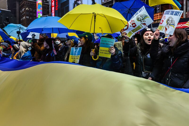 Manifestantes sostienen paraguas y carteles mientras protestan contra la invasión rusa de Ucrania en el barrio de Times Square de Nueva York, Estados Unidos, el sábado 12 de marzo de 2022. Manifestantes sostienen paraguas y carteles mientras protestan contra la invasión rusa de Ucrania en el barrio de Times Square de Nueva York, Estados Unidos, el sábado 12 de marzo de 2022.