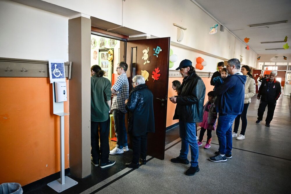 Votantes en un colegio electoral durante las elecciones parlamentarias del país en Sofía en octubre de 2022. Fotógrafo: Nikolay Doychino/AFP. Votantes en un colegio electoral durante las elecciones parlamentarias del país en Sofía en octubre de 2022. Fotógrafo: Nikolay Doychino/AFP.