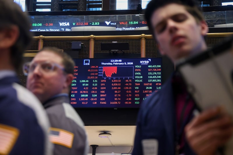 Información sobre el mercado mientras los operadores trabajan en la sala de la Bolsa de Nueva York (NYSE) en Nueva York, EE.UU. Información sobre el mercado mientras los operadores trabajan en la sala de la Bolsa de Nueva York (NYSE) en Nueva York, EE.UU.