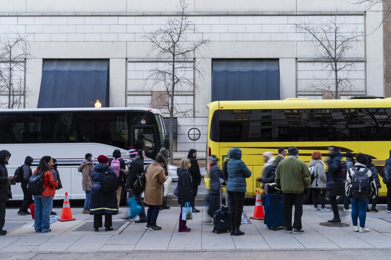 El mandato de Trump crea algunas excepciones para aquellos con una discapacidad, condición médica calificada u otra razón de peso certificada por el jefe de la agencia. El mandato de Trump crea algunas excepciones para aquellos con una discapacidad, condición médica calificada u otra razón de peso certificada por el jefe de la agencia.
