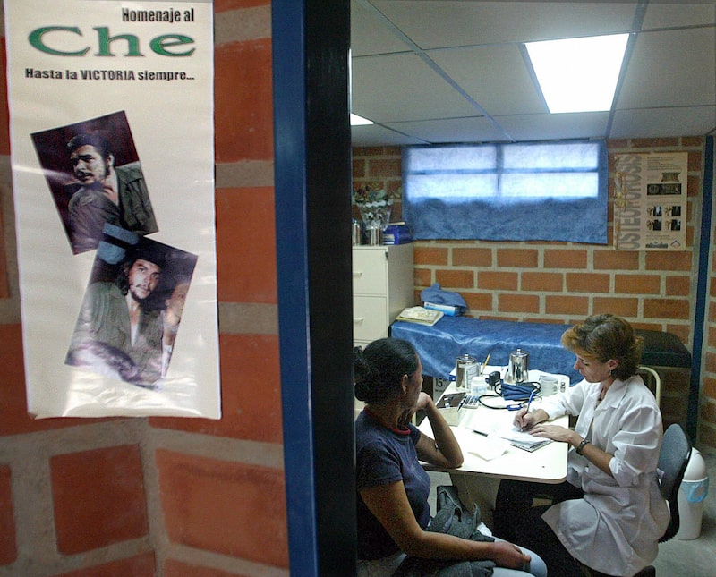 Venezuela pierde médicos que necesita desesperadamente debido a las medidas enérgicas de Trump contra Cuba Venezuela pierde médicos que necesita desesperadamente debido a las medidas enérgicas de Trump contra Cuba