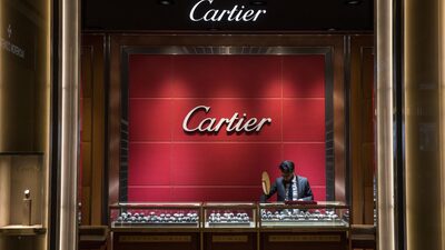 Bernard Arnault, da LVMH, adquire fatia na proprietária da Cartier, dizem fontes Bernard Arnault, da LVMH, adquire fatia na proprietária da Cartier, dizem fontes
