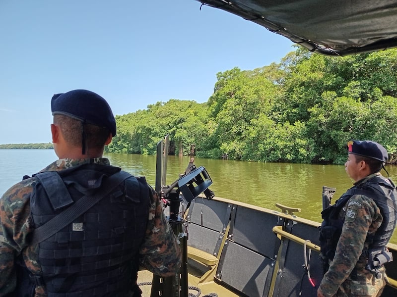 Brigada de Infantería de Marina del Ejército de Guatemala, realiza patrullaje y control de tráfico fluvial sobre el Río Sarstún, el 25 de agosto de 2025. Brigada de Infantería de Marina del Ejército de Guatemala, realiza patrullaje y control de tráfico fluvial sobre el Río Sarstún, el 25 de agosto de 2025.