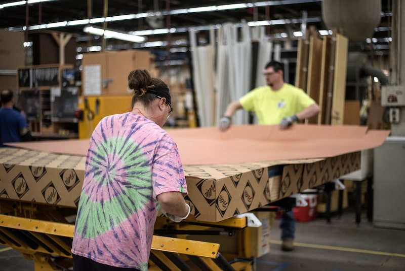 Los trabajadores empaquetan una ventana para prepararla para su envío dentro de Pella Manufacturing, en Pella, Iowa. Los trabajadores empaquetan una ventana para prepararla para su envío dentro de Pella Manufacturing, en Pella, Iowa.