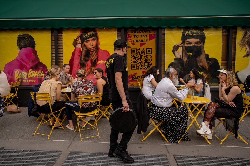 Clientes cenan en un restaurante de Nueva York. Clientes cenan en un restaurante de Nueva York.