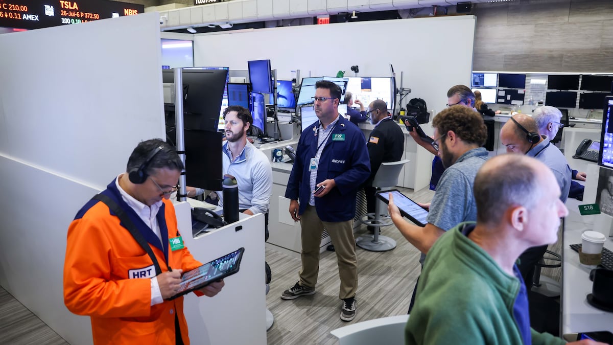 Operadores trabajan en el parqué de la American Stock Exchange (AMEX), integrada en la Bolsa de Nueva York (NYSE), en Nueva York (EE.UU.), el lunes 6 de julio de 2026.